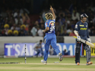 Malinga Bowls Sangakarra. IPL 2011