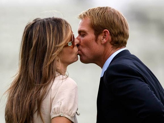 Former ace Australia leg spinner Shane warne kiss his wife Elizabeth Hurley