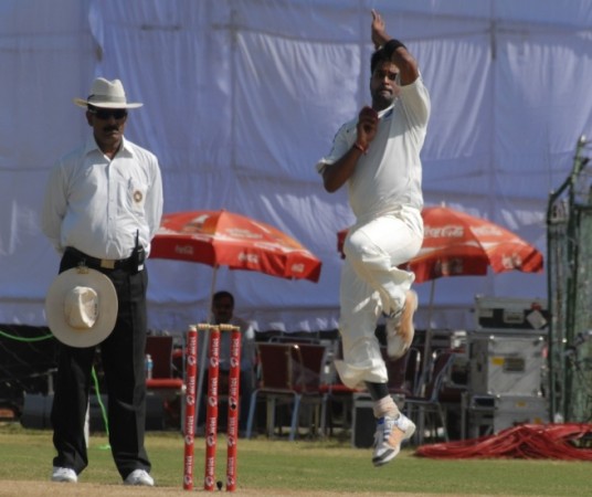 Vinay Kumar bowls in day 3