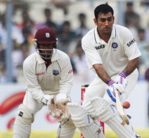 MS Dhoni plays an amazing shot