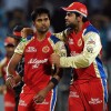 Vinay Kumar and Virat Kohli celebrate Pune Warriors wicket