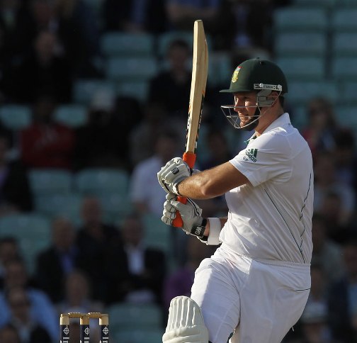 Graeme Smith pulls during his 100th test