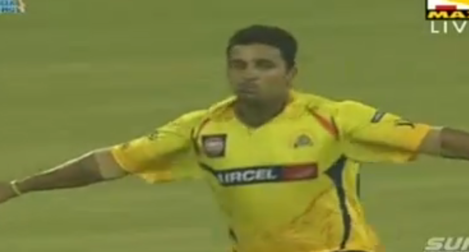 Murali Vijay’s Stunning Running Catch. CSK Vs RCB. IPL 2011 Highlights ...