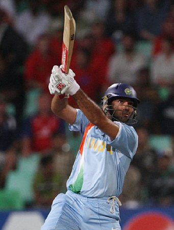 Yuvi whacked the ball over extra cover boundary for his 3rd SIX